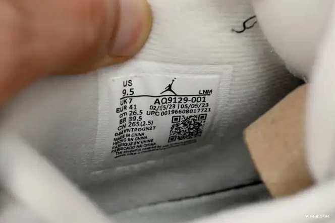 HYPE Jordan Air WMNS AQ9129-001 4 Frozen Moments 0529